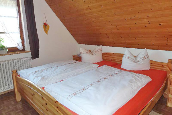 Schlafzimmer mit Doppelbett