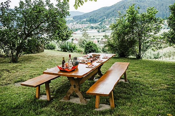 Ein reich gedeckter Tisch mit herrlichem Panoramablick